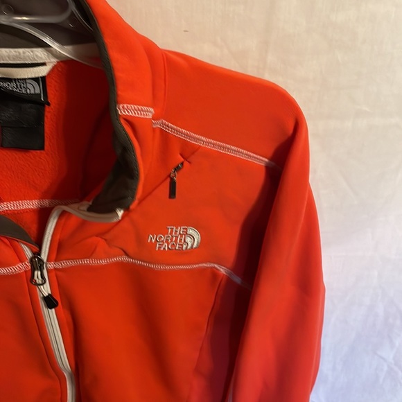 The North Face Women’s Red Zip Front Running Jacket Size Large - Picture 4 of 12